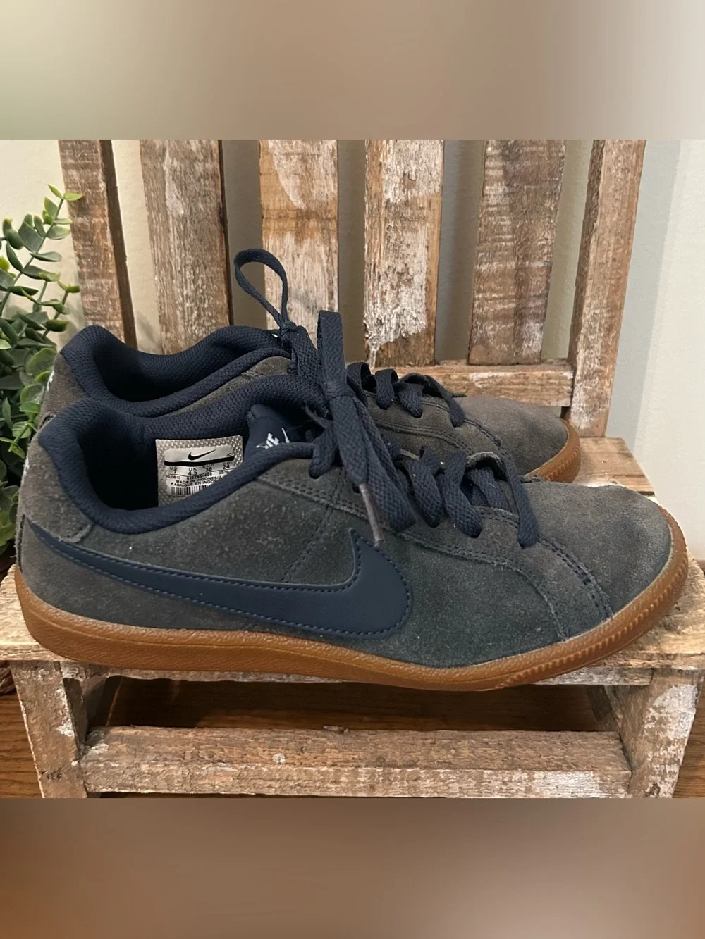 Nike Women’s Size 7 Court Royale Sport Trainers Sneakers 916795-400